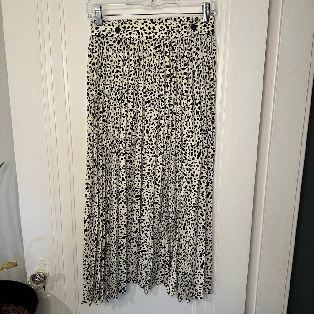 Topshop Cream and Black Patterned Maxi Skirt size 4 pleated